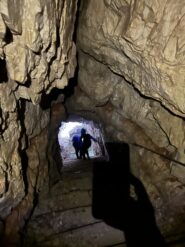 Ripide gallerie che scendono verso rifugio Locatelli - frontale d'obbligo