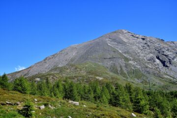 Il pendio da salire visto prima di arrivare al Passo Monscera