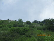 In alto croce di vetta del Carmo
