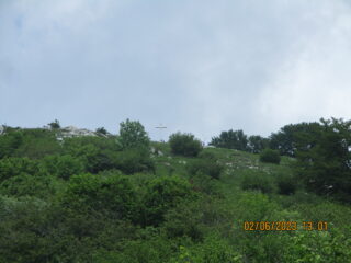 In alto croce di vetta del Carmo