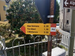 Le indicazioni del sentiero P4 ad Agrano presso la chiesa di S. Maiolo