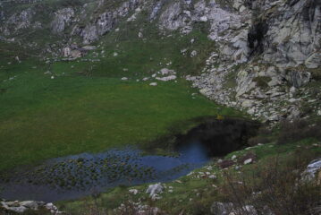 Il pianoro con il Laghetto del Mombarone