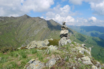 Ometto sulla Pergo Grossa,sullo sfondo monti Bram e Grum