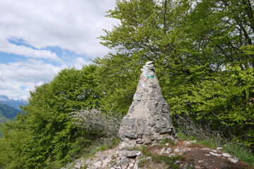 L'enorme ometto sulla boscosa cima secondaria del Rubbio