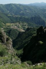 Dall'attacco della via, guardando all'imboccatura del piccolo ma autentico canyon, con il paese di Sambuco sullo sfondo