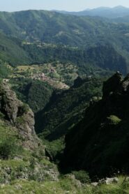Dall'attacco della via, guardando all'imboccatura del piccolo ma autentico canyon, con il paese di Sambuco sullo sfondo
