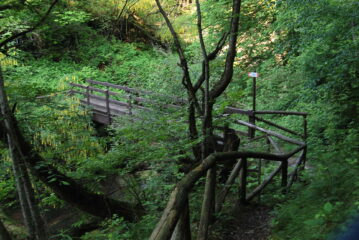 L’attraversamento dell’Elvo sul Ponte degli Alpini