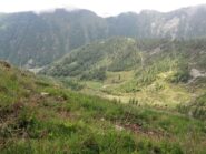 VIsta di vetta sul versane percorso dall'itinerario, al centro l'Alpe Cavalla