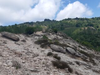 Quasi alla fine della dorsale si intravede la vetta