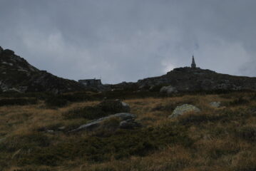 In vista del rifugio e della vetta