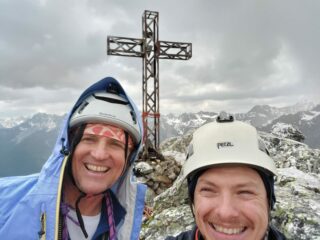 Foto veloce di vetta con la croce che frigge a pochi metri...