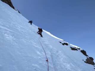 La rampa inclinata ma con ottimi buchi e neve solida.
