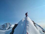 L'esile cresta in vetta. Occhio alle cornici