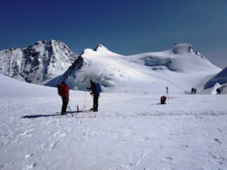 Dalla Dufour alla Margherita con fiume di gente che sale.
