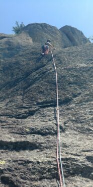Sull'ultimo tiro, passando dalle placche si può volendo ulteriormente spezzare la lunghezza finale sfruttando una sosta a sinistra (usato le corde sfalsate alla fine).