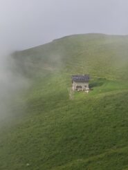 Il Rifugio Balur tra sole e nebbia sabato pomeriggio