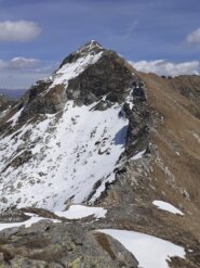 La lunga cresta parte finale ancora innevata che porta al monte Pietra Bianca