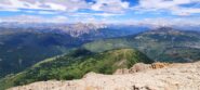 Contrasti tra ambiente roccioso della parte alta e verde della valle sottostante