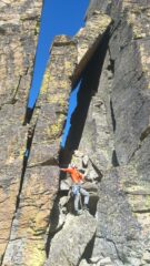 D che regge il ciclopico masso