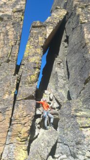 D che regge il ciclopico masso