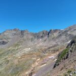 Il Recastello e il Tre Confini dal passo a quota 2.600m.