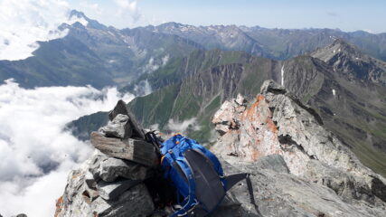 dal Bucie' spiccano tutto a dx il Pavalas e a est il Re di Pietra..