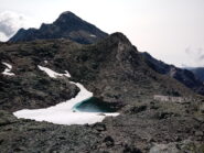 il piccolo nevaio sul sentiero