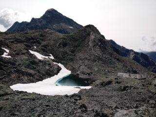il piccolo nevaio sul sentiero