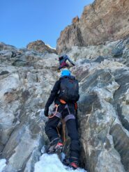 In coda sulla balza con 2 soste a cordoni per raggiungere La Banane (in francese è scritto così)