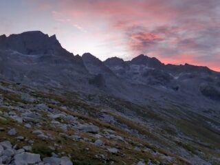 Vista sul Cengalo all'alba, dalla capanna Gianetti.