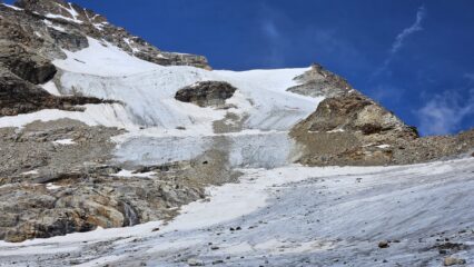 sotto il risalto roccioso si vedono i due scudi in ghiaccio vivo