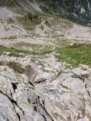 Vecchio sentiero percorso in discesa