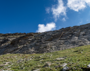 La bastionata sotto il colle - da sx a dx la cengia di salita