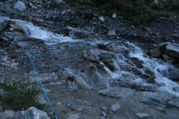 L’attraversamento del torrente di Chambave sul sentiero 21 per Licony fattibile grazie alla fune