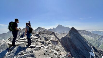 In vetta al Pan di Zucchero: sullo sfondo Monviso e Pic d'Asti