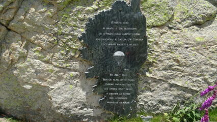 D'Aostu 1943 a nantu a sta muntagna di u Prati funo lampati l'armi chi ghjovonu a caccia d'a Corsica l'occupanti facisti e nazisti