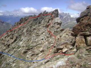 In rosso il (a mio avviso inutile) passaggio per cresta dell'anticima, in blu la più semplice via che la aggira più in basso.