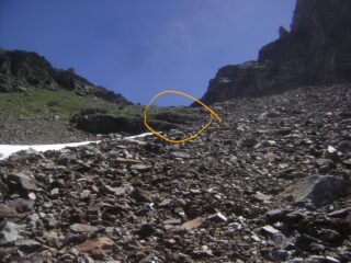 Quella che sembra una fessura scura è la zona in ombra da dove viene comodo accedere alla parte erbosa.