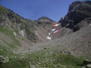 A grandi linee: in rosso la via di salita, in blu la variante di discesa: a 2/3 del canale la zona erbosa da sfruttare.