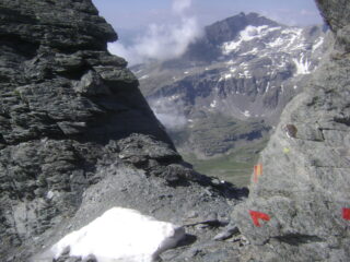 il colletto. Anche qui ben visibili i segni rossi
