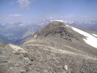 la semplice cresta nord verso il punto panoramico (vi si trova un ometto)