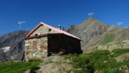 Il piccolo rifugio non gestito Cederna -Maffina, utile per spezzare la salita in due giorni. 