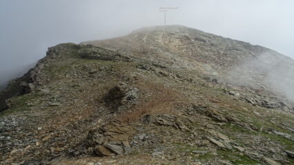 Arrivati al P.so Forame la nebbia si addensa in pochissimo tempo. Lasciamo l'idea di salire il P.zo Painale proseguendo verso la Cima Val di Togno.