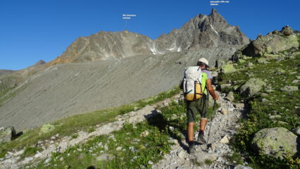 Dal rifugio saliamo verso la morena.