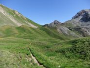 Verso il Col des 3 Freres Mineurs con la Rocca di Marapa che spunta