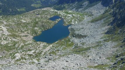 Il bellissimo lago sottostante