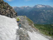 piccolo nevaio sullo sterrato per la Punta del Gran Serin