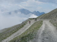 in discesa sullo sterrato verso l'imbocco del sentiero per il Forte Foens