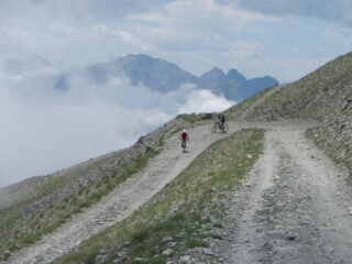 in discesa sullo sterrato verso l'imbocco del sentiero per il Forte Foens