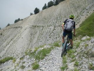 l'attraversamento del ripido pendio franoso